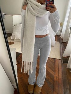 Flared Legging Outfit, Stile Blair Waldorf, Adrette Outfits, Lounge Outfits, Look Legging, Look Adidas, Looks Pinterest, Clothing Aesthetic, Skandinavian Fashion