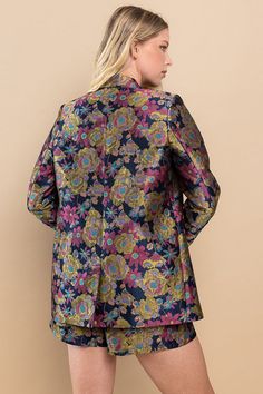 Floral printed jacquard blazer. Featuring mock pockets and a suit vent. Jacquard Blazer, Monochromatic Outfit, Solid Color Pants, Floral Blazer, Weaving Process, Mix N Match, Floral Printed, Floral Motif, Fashion Forward