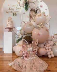 Gorgeous fairy first birthday set up by @littleluxesoftplay @boholuxevents & @riverstyleballoons so cute 🧚‍♂️🥰 Birthday Party Balloon Garland, Pink Balloon Garland, Baby First Birthday Themes, Deco Ballon, Baby Birthday Decorations, 1st Birthday Party Themes