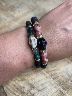 Obsidian or Magnesite Skull Bracelet Skull Bead Bracelet, Handmade Casual Skull Bracelets, Adjustable Handmade Skull Bracelets, Multicolor Bohemian Skull Jewelry, Hand-strung Obsidian Bracelet, Skull Bracelet, Gemstone Bracelet, Arm Band, Favorite Jewelry