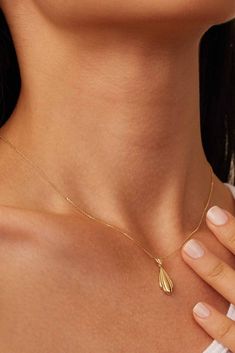 Our Galleria Pendant Necklace captures the essence of elegance with its refined vintage design. Crafted in 14k solid gold, this pendant showcases a beautifully detailed teardrop shape with intricate ribbed patterns, making it a perfect piece for layering or standing alone as a statement of understated luxury. Metal: 14 Karat Yellow Gold Pendant Dimensions: 8mm Wide, 21mm Long Chain Dimensions: 0.8mm Chain Thickness Chain Length: Adjustable 16 or 18 inches Weight: 1.9 Grams Origin: Crafted in Vic Understated Luxury, Standing Alone, Yellow Gold Pendants, Long Chain, Chain Lengths, Chain Length, Vintage Design, Gold Pendant, Vintage Designs