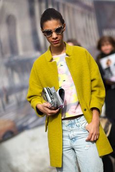 NYFW-street-style-chartreuse-jacket Ny Fashion Week Street Style, Nyfw Street Style, Jeans Outfits, Autumn Street Style, Street Style Chic, New York Street, Fashion Week Street Style, Mellow Yellow, Street Chic