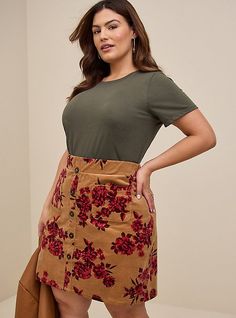 Look cute in corduroy with this mini skirt. It's a wardrobe essential that pairs perfectly with a classic plain tee. Corduroy fabric. Pull-on style. Elastic waistband. Faux button front. Front pockets. CONTENT + CARE Cotton/spandex. Wash cold; dry low. Imported plus size skirts. SIZE + FIT Model is 5'10”, size 14. Size 14 measures 20” from waist to hem. The best plus size women's Mini Corduroy Button-Front Skirt Dresses in floral brown made of corduroy. Rock your look from Torrid to Festivals li Womens Mini Skirt, Plain Skirt, Skirt Images, Tummy Slimmer, Button Front Skirt, Summer Plaid, New Street Style, Shirt Tucked In, Active Outfits