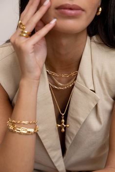 Up your style game with the U Link Chain Necklace. Made from high-quality gold filled material, this sleek and trendy necklace adds a touch of elegance to any outfit. Perfect for everyday wear or special occasions, it's a must-have accessory for any fashion-forward individual. Brazilian Gold Filled 3mm & 6mm Hypoallergenic Water & Tarnish Resistant Elegant Jewelry Photoshoot, Photoshoot Accessories Ideas, Necklace Poses, Elegant Photoshoot, Gold Photography, Jewelry Layering, Brazilian Gold, Spiritual Necklace, Jewelry Photoshoot