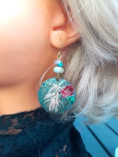 Les beaux jours sont là , avec un doux printemps .  Aimez vous les fleurs?   Voici des Boucles d'oreille pendantes , décorées avec des fleurs naturelles en relief et au dos ,se trouve un autre décor floral.  Ces boucles  d'oreille sont réalisées sur un disque de cuivre ciselé.  Style Bohème chic.    - Création artisanale, unique( 1 seul exemplaire.)   -Matières=  Perle de verre  ,fleurs naturelles, résine,cuivre. -Crochets   en métal doré,garanti sans nickel . Longueur= 5 cm Idée cadeau Fête des Elegant Floral Print Earrings For Spring, Spring Floral Print Drop Earrings, Spring Flower Earrings With Floral Print As A Gift, Whimsical Earrings For Spring Gift, Bohemian Handmade Earrings, Gift For Her, Handmade Bohemian Earrings As Gift For Her, Bohemian Handmade Earrings As Gift For Her, Bohemian Nickel-free Earrings For Spring, Whimsical Spring Earrings For Gift