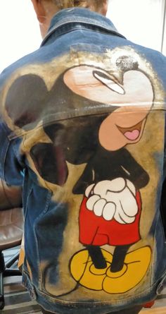 Hand-painted denim jacket with Mickey mouse Disney Jean Jacket Vinyl, Cowgirl Jacket, Custom Denim Jacket, Hand Painted Denim Jacket, Painted Denim Jacket, Painted Jacket, Custom Denim, Painted Denim, Looney Tunes