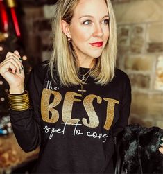 Ring in the new year with style in our "Best is Yet to Come" longsleeve black tee! The gold glitter ink adds a touch of glamour, while the optimistic message reminds us to keep looking forward. Don't miss out on all the great things to come. Black...