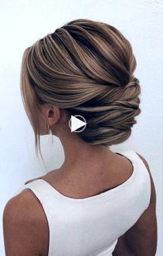 *** The Best and fabulous Hairstyles for Every Wedding Dress Neckline. Whether you're a summer ...ter bride or a destination bride...hairstyles to match dress neckline...t hairstyle to wear with strapless dress...rstyles for sweetheart ..!! Easy Hair Updo, Makeup Bridesmaid, Bridesmaid Hair Medium Length, Mother Of The Bride Hair, Bridesmaid Hair Makeup, Prom Hairstyles For Short Hair, Bridal Hair Updo, Bridesmaid Hair Half Up, Best Wedding Hairstyles