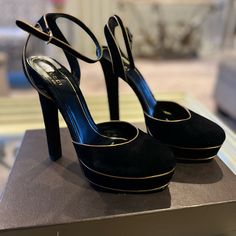 56001 Auth Gucci Black Suede Leather & Gold Platform Sandals Worn Once. Gucci Formal Platform Heels, Gucci Platform Heels For Evening, Gucci High Heels For Galas, Elegant Gucci Heels With Leather Sole, Gucci Luxury Heels For Gala, Luxury Gucci Heels For Gala, Gucci Luxury Heels With Round Toe, Luxury Black Heels For Galas, Gucci Closed Toe Luxury Heels