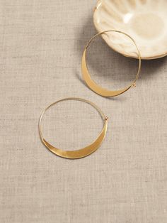 Crescent Small Hoops | Aureus + Argent | Banana Republic Modern Brass Jewelry With Natural Stones, Minimalist Jewlery, Delicate Gold Jewelry, Earthy Jewelry, Sweet Clothes, Hammered Hoop Earrings, Hoops Gold, Classic Earrings, Minimal Jewelry