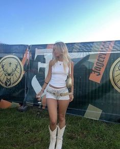 Boomtown Outfit Ideas, White Bloomer Shorts Outfit, Uk Festival Outfit Ideas, Summer Festival Outfits 2024, Micro Shorts Outfit Festival, Ruffled Shorts Outfit, Festival Outfits Shorts, Boots And Hearts Festival Outfits, Boardies Outfits