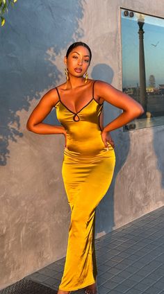 Look like the Oshun Goddess you are in our stunning golden slip backless dress that hugs your every curve. Beyoncé Fashion, Goddess Outfit Ideas, Early 2000s Dresses, Gold Gowns, Oshun Goddess, Goddess Look, Brazil Fashion, Goddess Fashion, Goddess Outfit