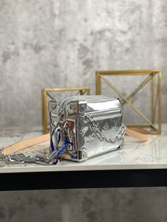 Silver patent leather box bag series iconic Monogram print with contrasting color resin chain belt, menswear artistic director Virgil Abloh gives this Mini Soft Trunk handbag a classic Louiston look. This box-shaped bag with sharp edges and metal corners is a vivid reflection of Louis Dan’s box-making tradition. A gold-tone chain connects to the zip for a modern look. Size: 18.5 x 13.0 x 8.0 cm Louis Vuitton Yayoi Kusama, Resin Chain, Louis Vuitton Mini, Louis Vuitton Capucines, Color Resin, Large Cosmetic Bag, Lv Purse, Lv Shoes, Medium Handbags