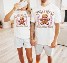 Gingerbread Christmas Club Sweatshirt, Gingerbread Tshirt, Gingerbread Cookie Shirt, Gingerbread Bakery Sweat, Christmas Baking Crew Shirt *HOW TO ORDER* 1. Select the shirt 𝗦𝘁𝘆𝗹𝗲 2. Select the 𝗦𝗶𝘇𝗲 3. Select the shirt color 4. Select the quantity, 5. Click 𝗔𝗗𝗗 𝗧𝗢 𝗖𝗔𝗥𝗧. If you want to buy more than one, please go back to the listing and repeat the steps. "If you have any question, please send us a message." *BRAND* If you want a specific brand, please send us a message right after you place the order. Otherwise, we will send you the t-shirt according to what we have in stock. *SIZE CHART* We suggest you choose the size you usually wear. They are true to size. *CARE INSTRUCTIONS* Turn the sweatshirt inside out before washing. Wash with similar items. Use a mild detergent. Sweater Drying Rack, Gingerbread Bakery, Cookie Shirt, Gingerbread Cookie, Club Sweatshirts, Gingerbread Christmas, Crew Shirt, Christmas Baking, Text Design