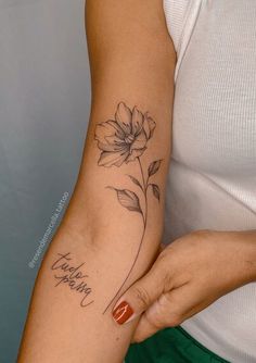 Flowers Around Words Tattoo, One Flower Tattoo, Simple Armband Tattoo, Feminine Arm Tattoos, Types Of Tattoos, Flower Arm Tattoo, Tattoo Special, Flor Tattoo, Floral Thigh Tattoos