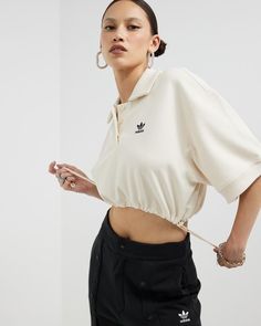 Women's Adidas Originals Oversize Polo Shirt - White - T-shirts Buy adidas Originals - Oversize Polo Shirt - Cropped tops (Wonder White) at THE ICONIC with Free overnight delivery and Free returns! A seamless mix of technical prowess and street-ready design has helped to cement the status of the adidas Originals brand as an icon around the globe. With Trefoil logo tees, sweats and outerwear sitting alongside an inimitable sneaker edit, adidas Originals is the backbone of any off-duty rotation. L Oversized Polo, Crop Top Women, Polo Shirt White, Polo Top, Cropped Tops, Summer Diy, Logo Tees, Off Duty, White Tshirt