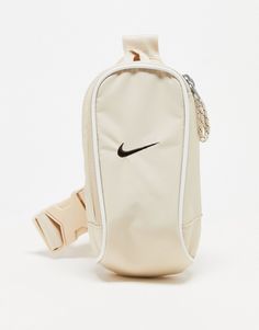 Accessoarer från Nike Packa med dig den ultimata accessoaren Märkesdesign Justerbar rem Säker knäppning Stängs med dragkedja Ytterficka med dragkedja Unisex-modell Nike Crossbody Bag, Mens Gym Bag, Cute Nike Outfits, Nike Bags, Sport Accessories, Nike Gold, Sack Bag, Nike Accessories, Cute Nikes