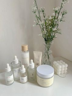 Beige Skincare Aesthetic, Aesthetic Skincare Photos, Skincare Korean Aesthetic, White Skincare Aesthetic, Aesthetic Skincare Pictures, Korean Skincare Products Aesthetic, Korean Skin Care Aesthetic, Beige Skincare, Korean Skincare Aesthetic