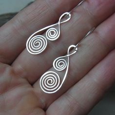 Earrings - new, timeless and special eye-catcher: I wrapped the earrings shown in silverfill wire (wire wrapped), hammered and filed them. They are approx. 4.2 cm long - each earring is handmade and unique. I can also make the earrings in 925 silver and gold fill wire. Goldfill or silverfill wire uses around 100 times the amount of gold or silver, which means the precious metal layer is approx. 100x thicker than silver-plated or gold-plated wire and will last a lifetime without peeling off - the Wire Wrapping Earrings, Jewlery Earrings, Diy Wire Jewelry Rings, Wire Earrings Handmade, Wire Jewelry Rings, Metal Jewelry Making, Wire Wrapped Jewelry Diy, Aluminum Jewelry, Diy Wire Jewelry