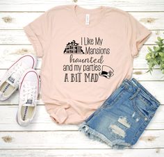 Shirts Diy, Auntie Shirts, Disney Haunted Mansion, Disneyland Shirts, Aunt Shirts, Women Camping, Vinyl Shirts, Disney Alice, Disney Tshirts