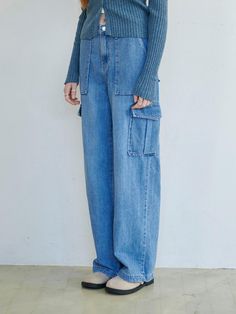 This is a denim version of the trendy cargo pant style. The pants have a straight fit that makes your legs look longer, and there are outside pockets on both sides to create a three-dimensional feel. It's great for mixing and matching with feminine items, and it's also good for styling with casual items like hoodies. - Practical with pockets on the front and back- Opening and closing with canton button and zipper- Can be styled with a belt- Branded leather patch on the back of the waist Cargo Pant Style, Cargo Pants Style, Cargo Pant, Pant Style, Leather Patches, Fashion Pants, Three Dimensional, Zipper, Pants