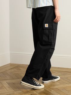 Carhartt's 'Cole' trousers are inspired by classic military cargo styles. Cut from durable organic cotton-twill, they have a wide-leg shape and are fitted with a multitude of pockets. The brand's emblem is appliquéd on the side. Carhartt Mens Fashion, Carhartt Wip, Carhartt Trousers, Cargo Trousers, Carhartt Mens Pants, Tom Ford Bag, Wardrobe Edit, Casual Blazer, Loungewear Shorts