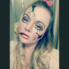 Broken doll makeup for Halloween Scary Doll Makeup, Broken Doll Costume, Broken Doll Makeup, Wonderland Halloween, Makeup For Halloween, Doll Halloween Costume, Broken Doll, Doll Halloween, Scary Dolls