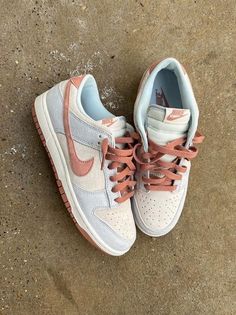 Nike Dunk Fossil Rose, Nike Shoes Low Dunk, Dunk Low Fossil Rose, Nike Low Dunk, Dunk Low Nike, Sneaker Trend, Trendy Shoes Sneakers, Nike Shoes Girls, Dr Shoes