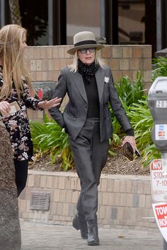 Diane Keaton Hairstyles, Casual Outfit Inspiration, 60 Fashion, Over 50 Womens Fashion, Style Mistakes, Mode Fashion