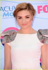 an image of a woman in white dress at the 2013 american music awards with her hair up