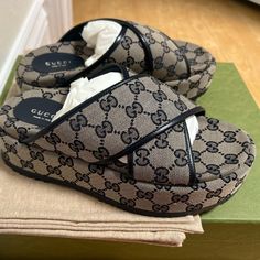 100% Authentic Eu 37= Us 7 New Gucci Platform Sandals, Gucci Slides, Gucci Sandals, Pink Slides, Shoes Gucci, Gucci Horsebit, Rubber Sandals, Leather Thong Sandals, Platform Block Heels