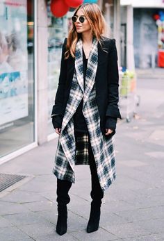 Plaid sleeveless jacket under a black long-sleeve jacket. Spring Plaid Outerwear For Layering, Winter Plaid Outerwear For Layering, Plaid Outerwear For Winter Layering, Casual Chique Stijl, November Fashion, Mode Mantel, Style Casual Chic, Blogger Outfits, Looks Street Style