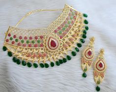 The Kalyan Jewellers collection of gold necklaces include plain necklaces, collar necklaces, antique designs, layered necklaces, gemstone necklaces, and multi-coloured two-tone and three-tone necklaces. Traditional Indian styles such as Rani Haar and Kundan necklaces are also there in our enticing collection.