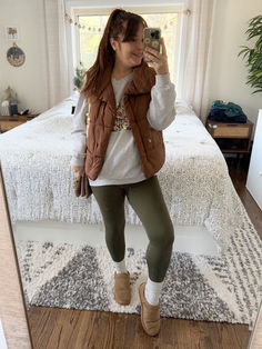 comfy outfit for winter, comfy mom outfit, errands outfit Winter Outfits Comfy, Comfy Mom Outfits, Comfy Winter Outfits, Comfy Outfit Ideas, Puffer Vest Outfit, Running Everyday, Outfits Comfy, Outfit Leggings, Errands Outfit