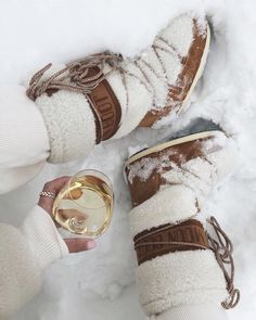 Christmas Snow Outfit, Moonboots Outfits, Aspen Aesthetic, Snow Glasses, Snow Boots Outfit, Winter Bunny, Ski Trip Outfit, Winter Shoes Boots