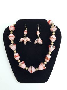 Fascinating pink paper bead set with a patterned paper contrast. Paper Beads Jewelry, Paper Beads Diy, Paper Bead Necklace, Paper Beads Necklace, Married Women, Paper Bead Jewelry, Bead Crochet Patterns, Beaded Jewelry Necklaces, Beadwork Necklace