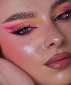 Cute Make Up Looks Colorful, Cool Colorful Makeup Looks, Full Glam Colorful Makeup, Makeup Looks Bright Colors, Creative Eye Makeup Colorful, Cute Eye Makeup Looks Colorful, Makeup Looks Colourful, Makeup Ideas Color, Morphe Aurascape Looks