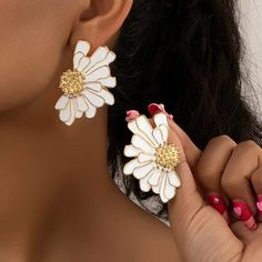 White and Gold Daisy Flower Stud Earrings Plant Style, Women Korean Fashion, Flower Petal, Earring Type, Accessories Jewelry Earrings, Big Flowers, Flower Earrings Studs, Party Jewelry, Flower Studs