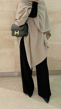 Winter Fits Modest, Hijab Outfit Fall, Hijabi Corporate Outfit, Hijabi Autumn Outfits, Fall Outfits Hijab, Modest Autumn Outfits, Modest Fashion Classy, Elegant Hijab Outfit, Classy Hijab Outfits