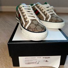 Outfit With Gucci Sneakers, Gucci Shoes Outfit, Gucci Shoes Women, Gucci Ace Sneakers, Brown Leather Sneakers, Hightop Sneakers, Black Jeans Outfit, Gucci Sneakers, Shoes Gucci