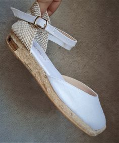 Buckle up, rope sole espadrille mini wedges in WHITE LINEN with ANKLE STRAP and 3 cm heel wedge (1.18i). The rope soles are antislippery, covered with rubber Very comfy shoes for walking! 👣 🦋  Eco friendly. Jute fiber has excellent insulating properties and low thermal conductivity. It is environmentally friendly, bio-degradable and recyclable. ♻ SUSTAINABLE PACKAGING, we try to avoid all plastic materials. WWW.MUMICOESPADRILLES.COM https://instagram.com/bymumico TAG US! FOR ALL DELIVERIES, PL White Ankle Strap Espadrilles For Beach, White Ankle Strap Espadrilles For Vacation, White Flat Espadrille Sandals, White Closed Toe Espadrilles For Summer, White Espadrilles With Removable Insole For Summer, White Flat Espadrilles For Beach, White Flat Espadrilles For The Beach, White Espadrilles With Woven Sole, White Adjustable Casual Espadrilles