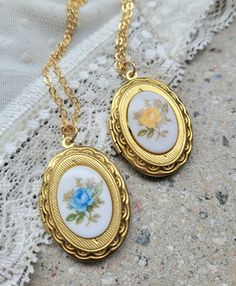 "Victorian Floral Secret message locket,Japanese Vintage cabochon,Antique gold Locket,Personalized Gift Mother Wife,Oval Picture Photo locket ♥ All my items are made to each order, and are made in small series! This feminine vintage style necklace is made of a brass golden locket with a beautiful floral glass cabochon, hung on a golden chain. Choose if you like a Blue or a Yellow rose cabochon. This is new made to look just like the old, vintage jewelry. The adorable floral glass cabochon is \"v