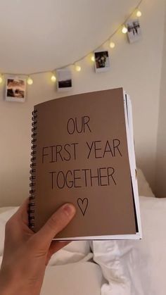 a notebook with shared memories is a great idea for milking a gift with your own hands Diy Best Friend Gifts Creative, Notebook With Memories, Our First Year Together, Memories Video, Cute Anniversary Gifts, Anniversary Scrapbook, Diy Anniversary Gift, Kartu Valentine