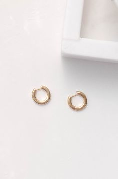 The chic huggie hoop are dipped in 14k gold and are hypoallergenic. They feature a minimalistic semi-thick round circle hoop. Made in brass and dipped in genuine 14K gold dipped Hypoallergenic Lightweight 15mm Minimalist 14k Gold Filled Huggie Earrings, Simple 14k Gold Huggie Earrings For Everyday, Trendy Hypoallergenic Round Huggie Earrings, Trendy Hypoallergenic Huggie Earrings, Gold Round Huggie Earrings In 14k Gold Filled, Trendy Gold Round Huggie Earrings, Rose Gold Small Hoop Huggie Earrings For Everyday, Tarnish Resistant Hoop Earrings, Everyday Tarnish Resistant Hoop Earrings