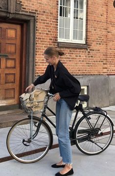 Minimalist Moda, Cycle Chic, Skandinavian Fashion, Bike Style, French Chic, Fashion Weeks, Parisian Chic, Fashion Tips For Women