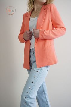 La nostra idea di outfit jeans con borchie è davvero semplice ma d'effetto: abbiamo scelto un blazer outfit colorato, in modo da dare subito un tocco più formale al jeans super casual abbinato a una t-shirt basica in cotone, per completare il look abbiamo scelto delle ballerine flat. Questo look fatto di contrasti ci piace molto e lo troviamo perfetto per il tempo libero e perchè no, anche per l'ufficio in contesti non troppo formali. Jeans Levis, Vintage Candy, Outfit Jeans, Duster Coat