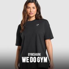 IN YOUR LOCKER Sometimes, you just need to throw on your 'fit. The Training Oversized T-Shirt is your new best friend. This oversized tee is perfect for taking you to and from the gym, or for an off-duty rest day look. Featuring an embroidered sharkhead logo and ribbed neckline in 100% breathable cotton, ensure your comfort and style are on top form. - Oversized fit- Embroidered Sharkhead Logo- Ribbed neckline- Logo to left chest- 100% cotton- Model is 5'8" and wears size XS- SKU: B1A7M-BBBB Rest Day, Gym Tops, New Best Friend, Gym Shirts, Ribbed Neckline, Oversized T Shirt, Oversized Tee, Black Logo, Off Duty