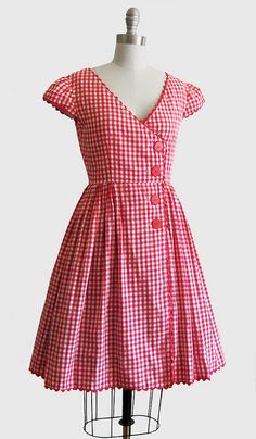 Vintage 1950s Red & White Gingham Summer Dress w/ Full Skirt by Pixie of California by Huzzah Vintage, via Flickr Comic Con Outfits, Red And White Gingham, Salwar Kamiz, Fashion 1950s, Vintage 1950s Dresses, Checkered Dress, Vestidos Vintage, Frock Design, African Dresses For Women