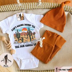 PETITE COLLECTION « AIN'T GOING DOWN 'TIL THE SUN COMES UP» 🌈Ain't going down...'til the sun come up! How amazing is this western design? A hint retro with a twist of cowboy. No sleep for this cowboy or cowgirl! How adorable is this cowboy theme design? Perfect for a pregnancy announcement, newborn baby gift, first rodeo top, and beyond!Find our entire "petite" line on Etsy here BODYSUITSNB: 5-8lbs. 6M: 7-15lbs.12M: 16-22lbs. 18M: 23-27lbs.24M: 28-30lbs Baby Onies, Edgy Kid, Cream Bodysuit, Cowboy Theme, No Sleep, Country Kids, Roman Holiday, Breastfeeding And Pumping, Boho Kids