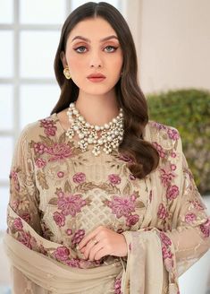 Chiffon Outfit, Chiffon Sleeves, Organza Sleeves, Dress Salwar Kameez, Chiffon Collection, Embroidered Chiffon, Embroidered Organza, Chiffon Dupatta, Silk Trousers